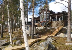 una casa nel bosco con scale in legno di Ulpukkaranta a Ähtäri