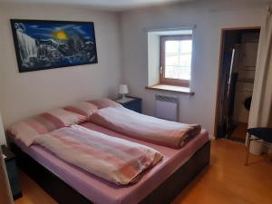 Llit o llits en una habitació de Ferienhaus Turba