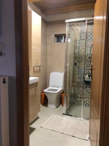 Bilik mandi di The House in the Cobbled Road +48 gambar