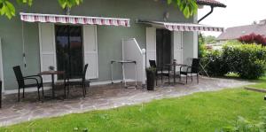 d'une terrasse avec des tables et des chaises dans la cour. dans l'établissement Gästehaus Sabina- Frühstückspension, Bed & Breakfest, à Bad Radkersburg
