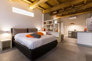 Кровать или кровати в номере Vicolo FABBRI appartamenti