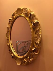 um espelho dourado com um cartaz de basquetebol. em Miriam's Short Rent House em Roma