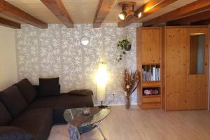 ein Wohnzimmer mit einem Sofa und einem Tisch in der Unterkunft Ferienwohnung Holl-Horn in Gaienhofen