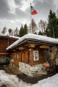 ein Blockhaus mit einer Flagge darüber in der Unterkunft Le Vatzerou in La Tzoumaz