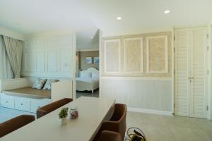 una stanza con un letto, un tavolo e delle sedie di Marrakesh Huahin 1bedroom with seaview 148 a Hua Hin Altre 35 foto