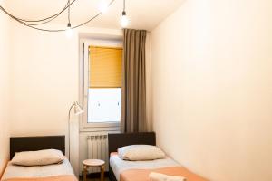 Zimmer mit 2 Betten und einem Fenster in der Unterkunft Apartments Museum in Koper