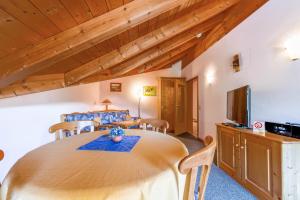 un comedor con una gran mesa de madera y sillas en Petrushof Ferienwohnung Vogelspitz en Oberwössen