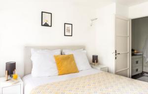 Säng eller sängar i ett rum på Appartements - Le Logis Versaillais