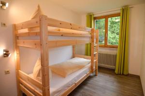 מיטה או מיטות קומותיים בחדר ב-Schwarzwaldmädel-Ferienwohnungen