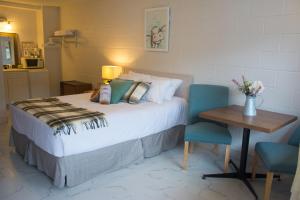 Tempat tidur dalam kamar di Christina Lake Motel and RV Park