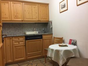 2-Zimmer Ferienwohnung Bünda tesisinde mutfak veya mini mutfak