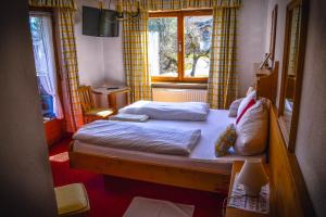 Кровать или кровати в номере Gasthof Pension Lanzenhof