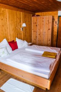 Postel nebo postele na pokoji v ubytování Gasthof Pension Lanzenhof