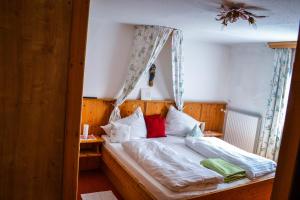 Postel nebo postele na pokoji v ubytování Gasthof Pension Lanzenhof