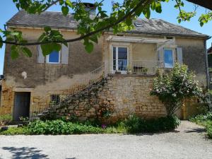 an old stone house with a stone staircase at Maison d' hôtes individuelle La Relinquière in Milhac