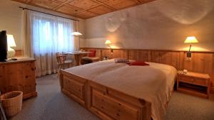 Voodi või voodid majutusasutuse Hotel Engiadina toas