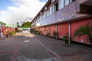 an empty courtyard of a building with plants at Motel Desejo in Porto Alegre