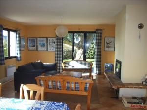 sala de estar con sofá y mesa en REF 034 Maison deux chambres pour cinq personnes proche Golfe du Morbihan LE MONTENO ARZON en Arzon