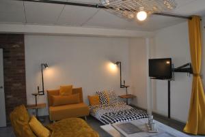 庫萬的住宿－Le gîte du Loup，客厅配有电视、沙发和椅子
