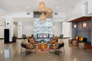 Posezení v ubytování Hotel Indigo Seattle Everett Waterfront Place by IHG