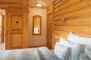 Ένα ή περισσότερα κρεβάτια σε δωμάτιο στο Popasul Caprioarelor