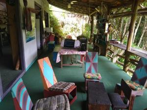 Hostel Vista Verde في باراتي: اطلالة علوية على غرفة مع طاولة وكراسي