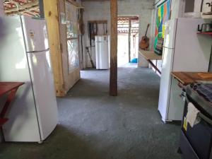 een keuken met 2 koelkasten in een kamer bij Hostel Vista Verde in Paraty