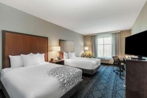 Postel nebo postele na pokoji v ubytování La Quinta Inn & Suites by Wyndham Kansas City Beacon Hill + 22 fotografií