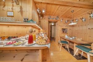 una cocina con una mesa con comida. en Garni Tramans en Selva di Val Gardena