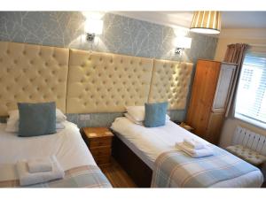 A bed or beds in a room at Ashlea Guest House 