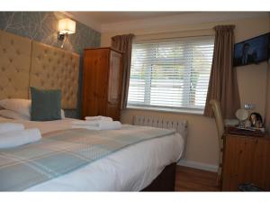 A bed or beds in a room at Ashlea Guest House 