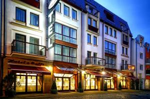 fasada budynku ze sklepem w obiekcie Hotel Ottaviano w Świnoujściu