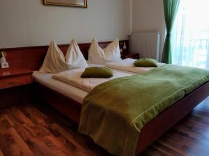 2 Einzelbetten in einem Zimmer mit in der Unterkunft Gästehaus Residenz Lapeiner in Pörtschach am Wörthersee