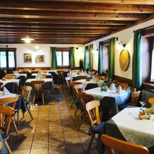 Restorāns vai citas vietas, kur ieturēt maltīti, naktsmītnē Rifugio Predaia Ai Todes'ci