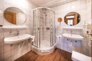 Koupelna v ubytování Gästehaus Stotter + 25 fotografií