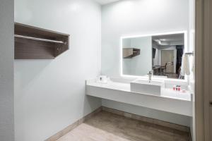 Kylpyhuone majoituspaikassa Super 8 by Wyndham Humble Houston Fallcreek
