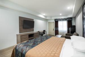 TV a/nebo společenská místnost v ubytování Super 8 by Wyndham Humble Houston Fallcreek