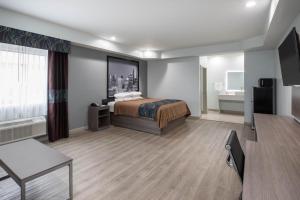 Postel nebo postele na pokoji v ubytování Super 8 by Wyndham Humble Houston Fallcreek