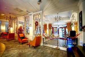 hol z czerwonymi krzesłami i choinką świąteczną w obiekcie Hotel Ottaviano w Świnoujściu