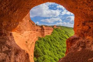 uma vista para um desfiladeiro com um buraco na rocha em Apartamento tranquilo, amante de la naturaleza em Ponferrada