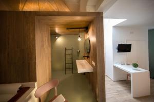 a small room with a sink and a desk at Liconti Exclusive Rooms in Pulsano
