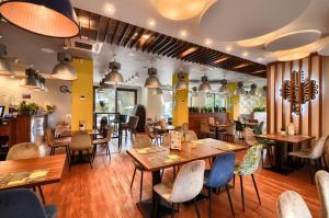 Reštaurácia alebo iné gastronomické zariadenie v ubytovaní Gucio - pokoje z restauracją Szczyrk