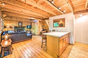 Fotografie z fotogalerie ubytování Three Enchanting Riverfront Cabins Hot Tub Access v destinaci Index