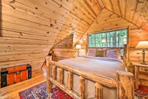 1 dormitorio con 1 cama en una cabaña de madera en Three Enchanting Riverfront Cabins Hot Tub Access, en Index