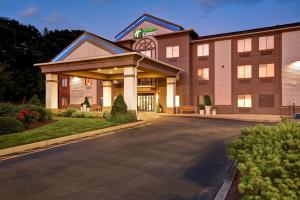 Vorderansicht eines Hotels mit Parkplatz in der Unterkunft Holiday Inn Express Newport North - Middletown, an IHG Hotel in Middletown