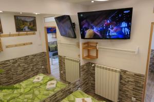 Televízia a/alebo spoločenská miestnosť v ubytovaní Apartamenty u Łukasza
