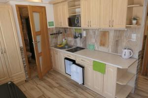 Kuchyňa alebo kuchynka v ubytovaní Apartamenty u Łukasza