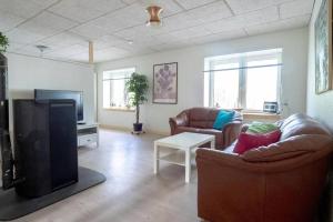 Una sala de estar con dos sofás y un televisor de pantalla plana. en Købmandsgården 2, en Saeby