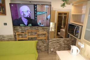 Televízia a/alebo spoločenská miestnosť v ubytovaní Apartamenty u Łukasza