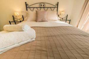 A bed or beds in a room at TGH/ Malagueta paradise II